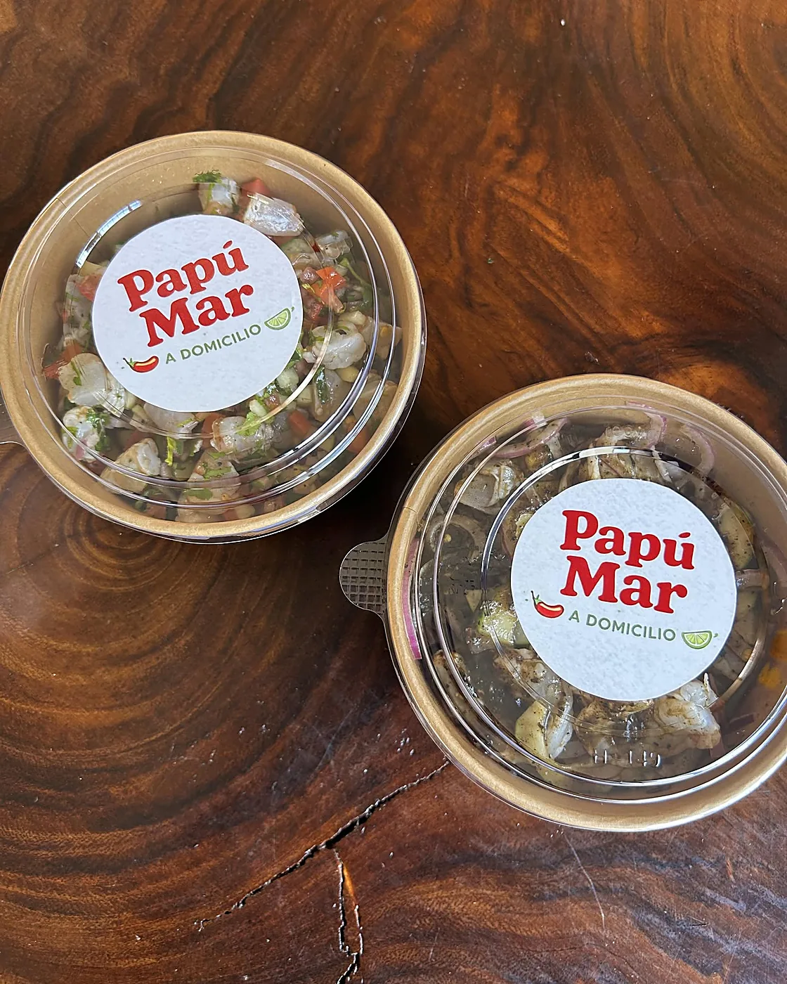 Bowls de ceviche y aguachile para llevar con la etiqueta de Papú Mar, listos para entrega a domicilio